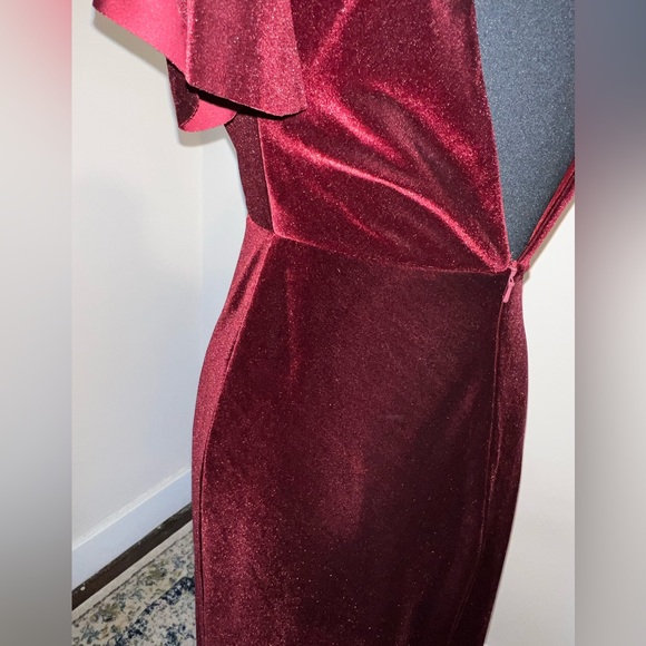 JENNY YOO Burgundy Velvet Backless Flutter Sleeve Gown 🌹 - Picture 13 of 17